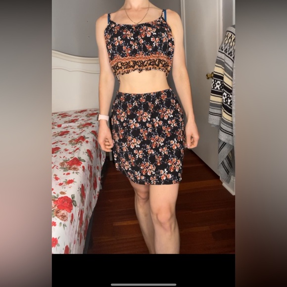 Two piece set - Picture 2 of 5